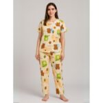 بيجامة ستاتية لون بيج اشكال ملون بنطلون وبلوزة نص كم