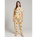 بيجامة ستاتية لون بيج اشكال ملون بنطلون وبلوزة نص كم