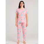 بيجامة ستاتية لون زهري اشكال ملون بنطلون وبلوزة نص كم