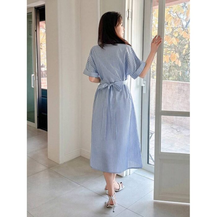 ⁦فستان صيفي طويل مخطط بالطول لون أزرق و أبيض⁩ - الصورة ⁦7⁩