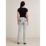 ⁦بنطال جينز للنساء لون رمادي فاتح⁩ - الصورة ⁦4⁩