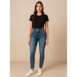 ⁦بنطال جينز للنساء لون أزرق غامق⁩ - الصورة ⁦2⁩