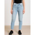 بنطال جينز للنساء لون أزرق فاتح