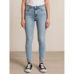 بنطال جينز للنساء لون أزرق فاتح