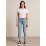 ⁦بنطال جينز للنساء لون أزرق فاتح⁩ - الصورة ⁦2⁩