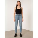 ⁦بنطال جينز للنساء لون أزرق فاتح⁩ - الصورة ⁦2⁩