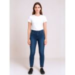 ⁦بنطال جينز للنساء لون أزرق غامق⁩ - الصورة ⁦2⁩