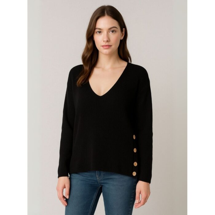 103386878_688a0c38eca0f بلوزة صوف للنساء بتصميم أزرار جانبية لون أسود - الصورة 1