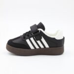 ⁦حذاء جلد بشريط لاصق للأطفال لون أسود⁩ - الصورة ⁦4⁩