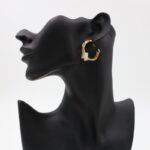 ⁦حلق كرستال كبس ذهبي كفالة سنتين ضد تغير اللون⁩ - الصورة ⁦2⁩