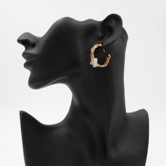 ⁦حلق كرستال كبس ذهبي كفالة سنتين ضد تغير اللون⁩ - الصورة ⁦2⁩