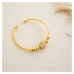 سوارة ماركة مع شكل دائري لون ذهبي كفالة سنتين ضد تغير اللون