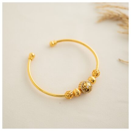 سوار ماركة مع تعليقة وردة لون ذهبي كفالة سنتين ضد تغير اللون