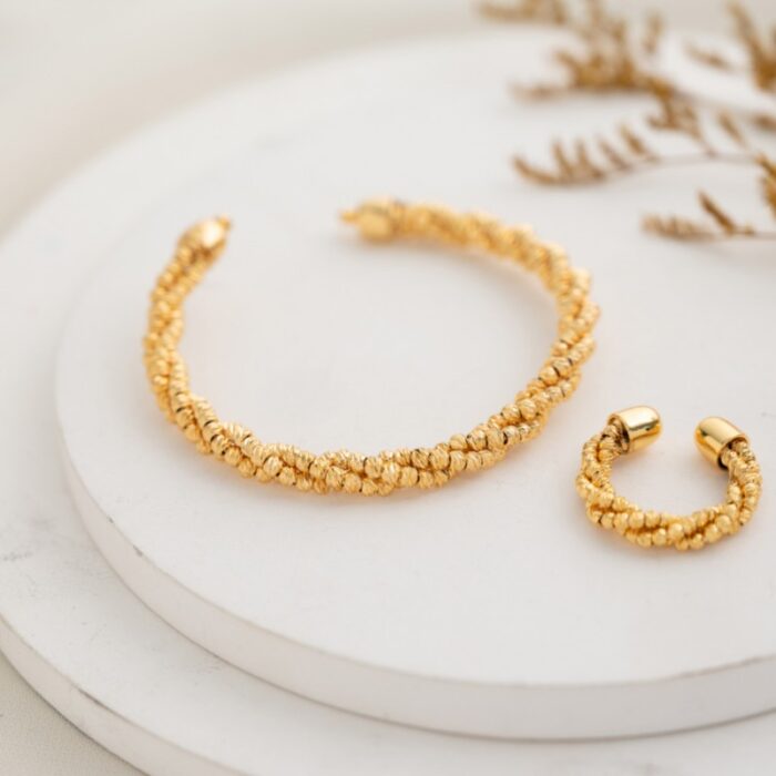 ⁦سوار مع خاتم بنجل كرات لون ذهبي كفالة سنتين ضد تغير اللون⁩ - الصورة ⁦1⁩