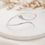 سوار بنجل شكل افعى لون فضي كفالة سنتين ضد تغير اللون