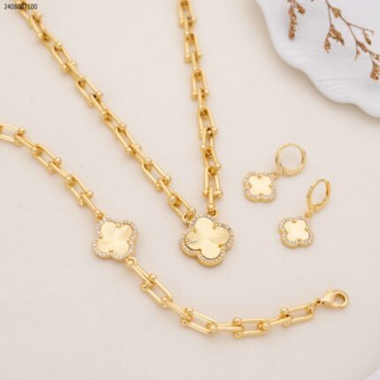 طقم اكسسوارات تيفاني مع وردة برسيم لون ذهبي كفالة سنتين ضد تغير اللون