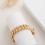 سوار جنزير عريض لون ذهبي كفالة سنتين ضد تغير اللون