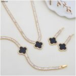 طقم اكسسوارات لون أسود مع زركون لون ذهبي كفالة سنتين ضد تغير اللون