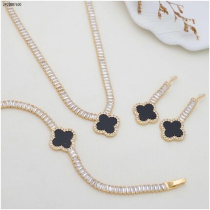 طقم اكسسوارات لون أسود مع زركون لون ذهبي كفالة سنتين ضد تغير اللون