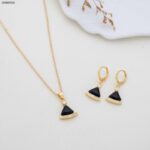 طقم ذهبي مع حجر مثلث أسود لون ذهبي كفالة سنتين ضد تغير اللون