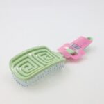 مشاطة أطفال مع مرآة