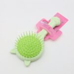 مشاطة أطفال مع مرآة