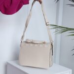 ⁦شنطة كتف لون بيج⁩ - الصورة ⁦3⁩