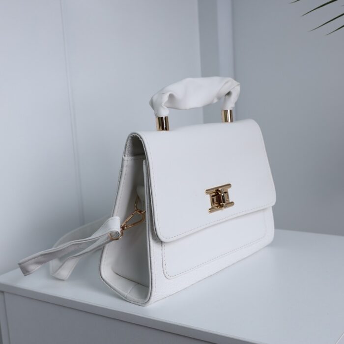 ⁦شنطة كتف لون ابيض⁩ - الصورة ⁦2⁩