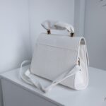 ⁦شنطة كتف لون ابيض⁩ - الصورة ⁦3⁩