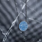 ⁦سلسال فضي بتصميم الأرض لنا والقدس لنا لون أزرق⁩ - الصورة ⁦2⁩