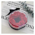 علبه هدايا للمجوهرات اللون شفاف مع ورد أحمر وشبره أسود ع شكل علبه عطر