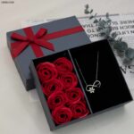 صندوق هدايا للمجوهرات أسود مع ورد أحمر