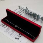 صندوق للهدايا فخم باللون الأحمر مع إنارة داخلية