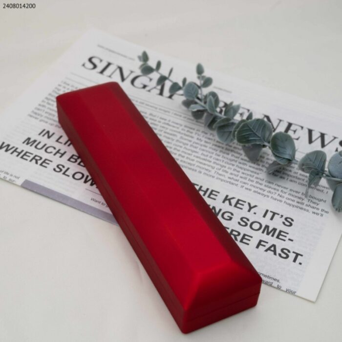 ⁦صندوق للهدايا فخم باللون الأحمر مع إنارة داخلية⁩ - الصورة ⁦2⁩