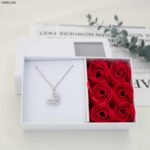 صندوق هدايا للمجوهرات أبيض مع ورد أحمر