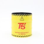 ⁦صندوق هدايا معدن شبابي للساعه شكل اسطوانه لون أصفر تفاصيل أحمر وأسود⁩ - الصورة ⁦2⁩