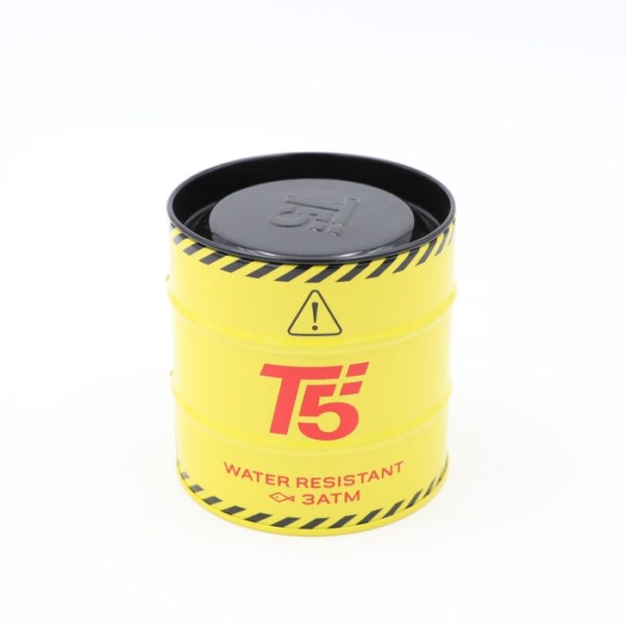 ⁦صندوق هدايا معدن شبابي للساعه شكل اسطوانه لون أصفر تفاصيل أحمر وأسود⁩ - الصورة ⁦3⁩