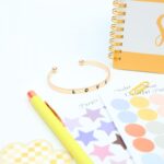 بكج دفتر ورق أبيض مع ستكرات بأشكال مختلفة ومقلمة وقلم وسوار