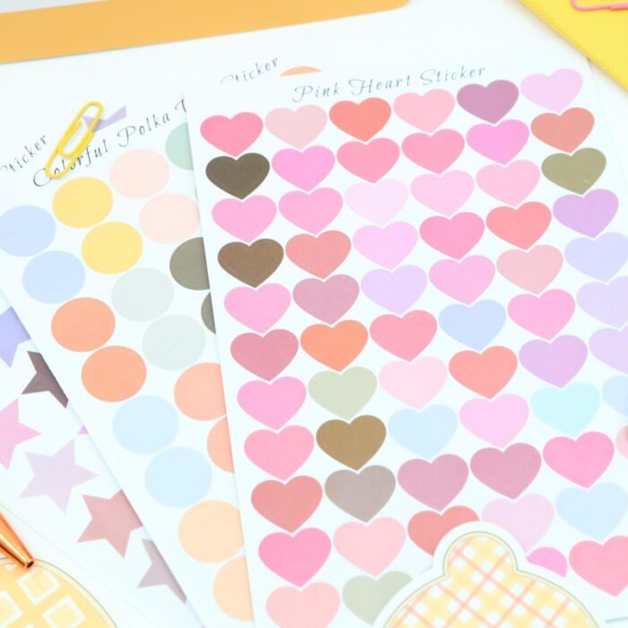 ⁦بكج دفتر ورق أبيض مع ستكرات بأشكال مختلفة ومقلمة وقلم وسوار⁩ - الصورة ⁦2⁩