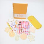 ⁦بكج دفتر ورق أبيض مع ستكرات بأشكال مختلفة ومقلمة وقلم وسوار⁩ - الصورة ⁦3⁩