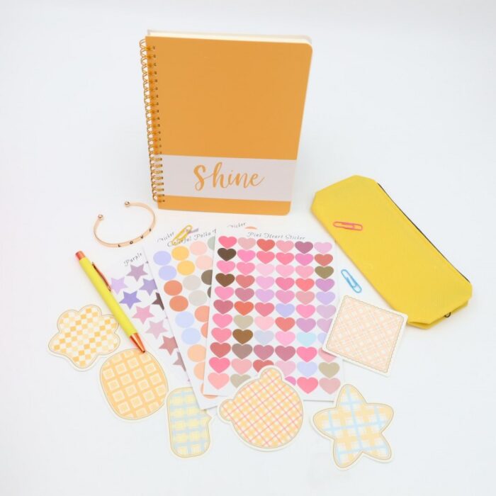 ⁦بكج دفتر ورق أبيض مع ستكرات بأشكال مختلفة ومقلمة وقلم وسوار⁩ - الصورة ⁦3⁩