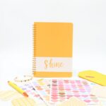 ⁦بكج دفتر ورق أبيض مع ستكرات بأشكال مختلفة ومقلمة وقلم وسوار⁩ - الصورة ⁦4⁩