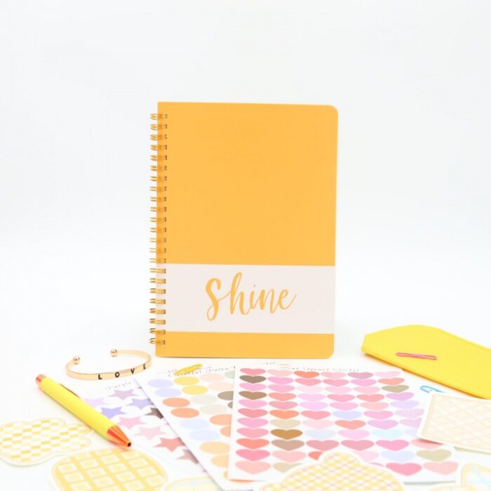 ⁦بكج دفتر ورق أبيض مع ستكرات بأشكال مختلفة ومقلمة وقلم وسوار⁩ - الصورة ⁦4⁩