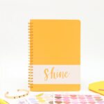 ⁦بكج دفتر ورق أبيض مع ستكرات بأشكال مختلفة ومقلمة وقلم وسوار⁩ - الصورة ⁦5⁩