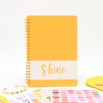 ⁦بكج دفتر ورق أبيض مع ستكرات بأشكال مختلفة ومقلمة وقلم وسوار⁩ - الصورة ⁦6⁩