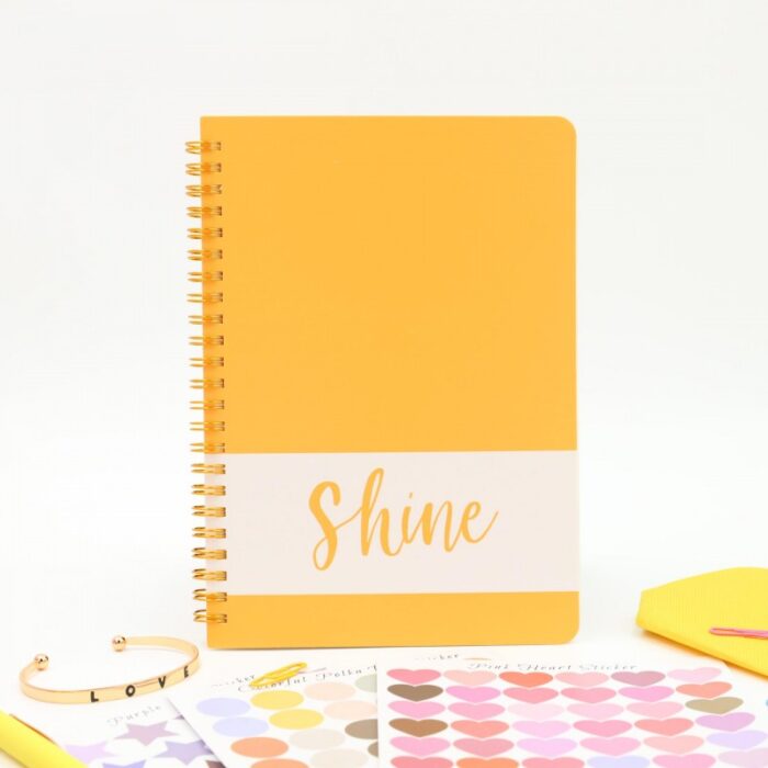 ⁦بكج دفتر ورق أبيض مع ستكرات بأشكال مختلفة ومقلمة وقلم وسوار⁩ - الصورة ⁦6⁩