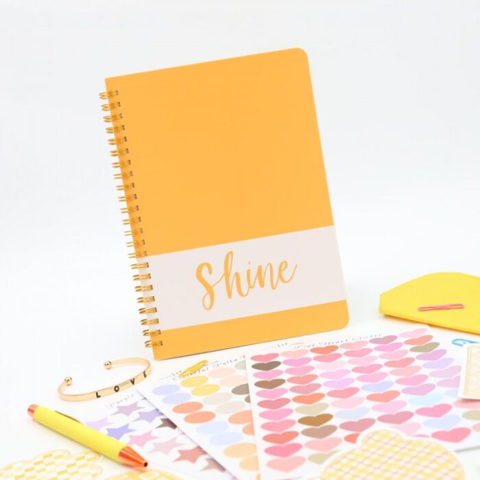 ⁦بكج دفتر ورق أبيض مع ستكرات بأشكال مختلفة ومقلمة وقلم وسوار⁩ - الصورة ⁦7⁩