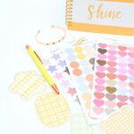 ⁦بكج دفتر ورق أبيض مع ستكرات بأشكال مختلفة ومقلمة وقلم وسوار⁩ - الصورة ⁦8⁩