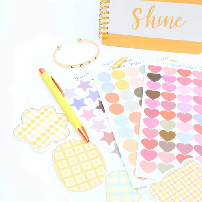 ⁦بكج دفتر ورق أبيض مع ستكرات بأشكال مختلفة ومقلمة وقلم وسوار⁩ - الصورة ⁦8⁩