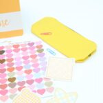 ⁦بكج دفتر ورق أبيض مع ستكرات بأشكال مختلفة ومقلمة وقلم وسوار⁩ - الصورة ⁦9⁩